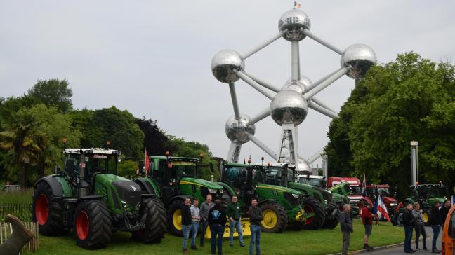 Zowat 1.200 boeren en actievoerders van over heel Europa protesteerden aan het Atomium tegen het Europese landbouw- en milieubeleid.