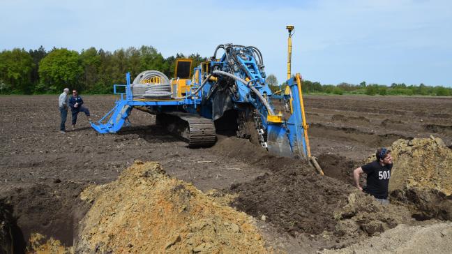 Deze machine legt de ondergrondse buizen aan voor de subirrigatie.