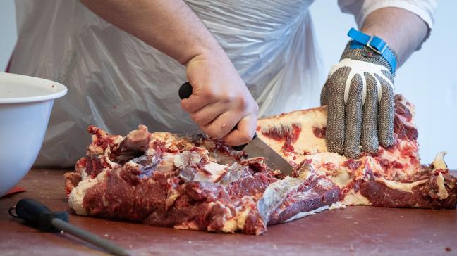 De schijnbare vleesconsumptie zakt in 2023 onder de 80 kilogram per inwoner, of 1,2 kilogram minder dan in 2022