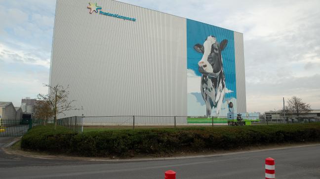 Zuivelbedrijf FrieslandCampina heeft in zijn vestiging in Aalter een derde afvullijn geopend voor volledig recycleerbare petflessen.