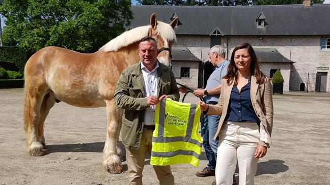 Gedeputeerde Gunther Coppens en Emely Feys, directeur PaardenPunt Vlaanderen, stelden de campagne 'Paard op de baan? Kalm aan!' voor in Stoeterij Diepensteyn.