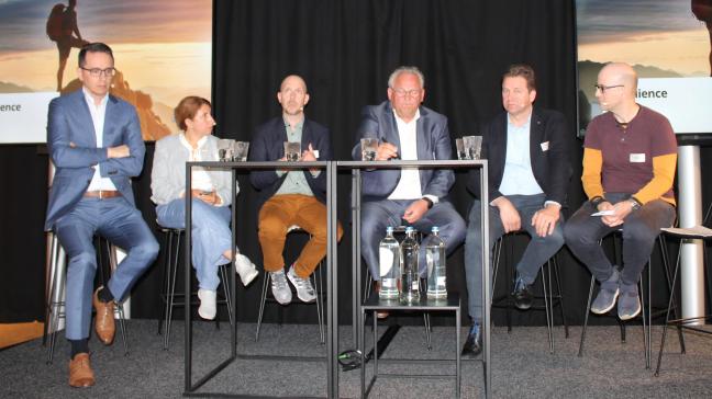 Zes deskundigen namen deel aan het paneldebat van Febev, met vanaf links Carlos Morales van Deloitte, Asli Solmaz-Kaiser van iComplai, Bryan Huber van Völur, professor Xavier Gellynck van UGent, Willem ter Heerdt van ING en retaildeskundige Vincent Panneels.