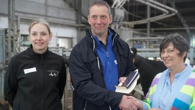 Van links naar rechts: onderzoeker melkvee Els Stevens van provinciaal onderzoekscentrum Hooibeekhoeve, melkveehouder Guy Lemmens en gedeputeerde Kathleen Helsen bij de overhandiging van het eerste waterpaspoort.