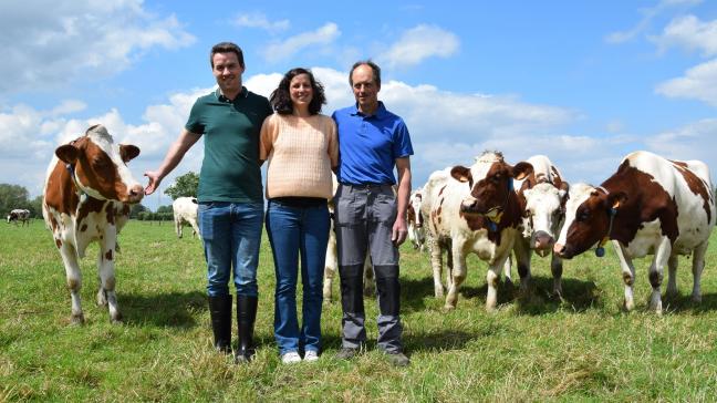 Jens en zijn hoogzwangere vrouw Kim, samen met Kims papa, tussen het nieuwsgierige vee.