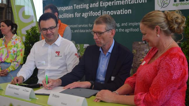 Joris Relaes (ILVO) tekent het Memorandum of Understanding waarmee de samenwerking tussen de Vlaamse, Franse en Finse deelplatformen beklonken wordt.