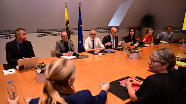 De startvergadering voor de onderhandelingen over de vorming van een nieuwe Vlaamse regering (21 juni).