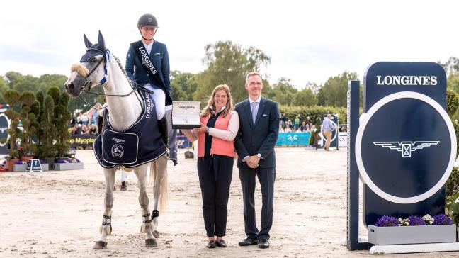 Lara de Liedekerke – Meier zegevierde met Hooney d’Arville in de CCI5* van Luhmühlen. Hier zien we haar tijdens de prijsuitreiking met Marion Moser en Thomas Bergmann van Longines Germany.