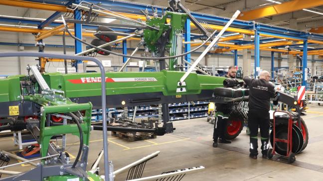 In de fabriek te Feucht wordt enkel de assemblage van ruwvoedermachines gedaan. Het werk gebeurt hier snel, precies en zuiver. Deze hark wordt klaargemaakt voor transport, voor verzending worden de grote machines terug compact.
