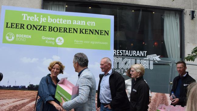 Maar liefst 124 Vlaamse parlementsleden werden door Boerenbond uitgenodigd op een landbouwbedrijf om de sector beter te leren kennen.