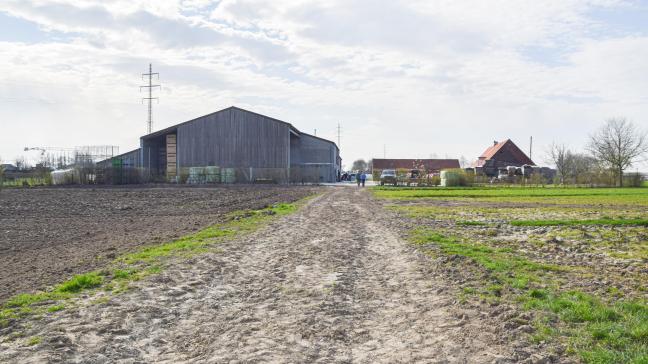 Artikel 49 van het Vlaams Pachtdecreet bepaalt dat bij het overlijden van de pachter de pachtovereenkomst doorloopt ten voordele van zijn erfgenamen of rechtverkrijgenden.