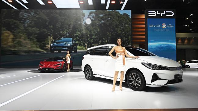 De Europese Commissie legt hogere heffingen op voor in China geproduceerde elektrische auto’s. China heeft al gedreigd met hogere heffingen op Europese landbouwproducten, onder meer varkensvlees.