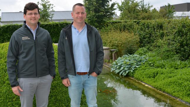 Tuinaannemers Wouter de Smet en Jan Belaen in de showtuin bij Jans bedrijf.