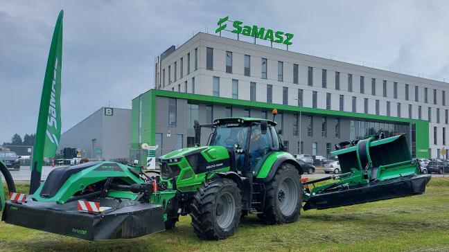 Een nieuwe vlindermaaicombinatie die dit jaar beschikbaar komt, met op de achtergrond de nieuwe fabriek van Samasz.