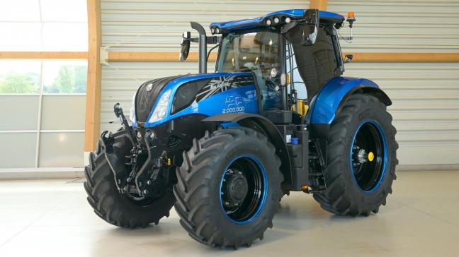 Dit is een speciale uitvoering omwille van het feit dat dit de 2 miljoenste tractor is die New Holland bouwde in zijn fabriek in Basildon.