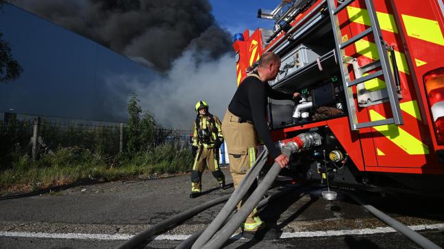 De brandweer was deze ochtend de uitgebrande loods aan het blussen (archieffoto).