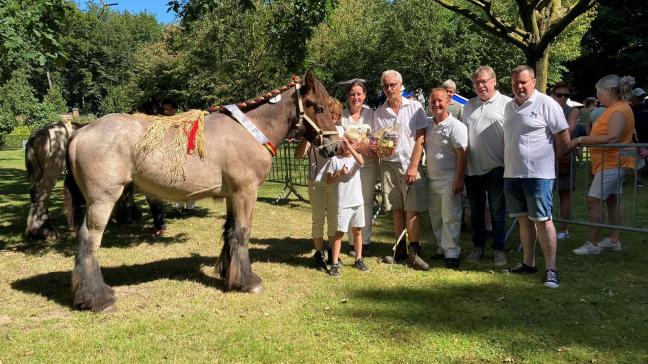 Billy van de Molenput met fokker familie De Brabander en eigenaar familie Imschoot, voorzitter VOT Didier Van Hoorebeke en voorzitter KMBT Jan De Boitselier.