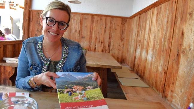 Sonja Kaserer, marketingverantwoordelijke bij Roter Hahn, spreekt met trots over de authenticiteit van Roter Hahn-aanbod in Zuid-Tirol.
