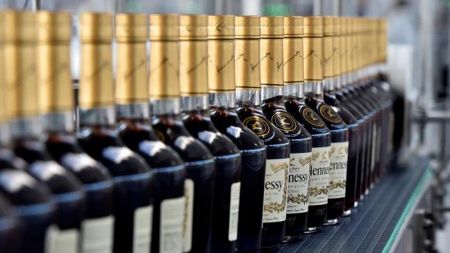 China concludeerde dat de EU wel degelijk brandewijn zou hebben gedumpt en zo schade zou hebben berokkend aan de interne markt, maar ziet voorlopig af van antidumpingmaatregelen.