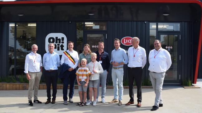 Voor de nieuwe Lely Orbiter v.l.n.r.: Joris van Dijck (Lely), Sergio Ooijens (Lely), Maarten Mast (burgemeester Merchtem), Marijke d’Hertefelt en Bart Vanderstraeten en hun kinderen Vic en Tuur, Jo Brouns (Vlaams minister van Landbouw en Innovatie), Martijn Boelens (CTO Lely), Gert Aerts (Lely).