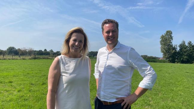 De Limburgse gedeputeerden Inge Moors (links) en Tom Vandeput steunen het onderzoeksproject naar de teelt en toepassing van vezelhennep.