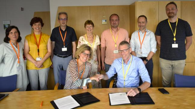 Inge Neven, CEO van VITO en Joris Relaes, administrateur-generaal van ILVO, ondertekenden de samenwerkingsovereenkomst.