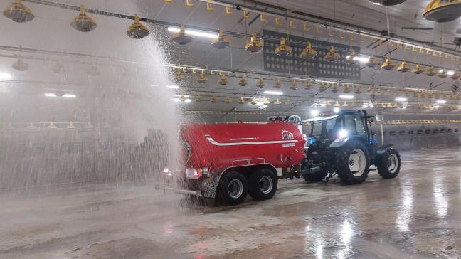 De nieuw ontwikkelde tank gebruikt een grote hoeveelheid water in plaats van  een hoge waterdruk om kippenstallen te reinigen.