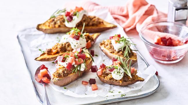 Gepofte zoete aardappel gevuld met gehakt, rode biet en tomaten 02