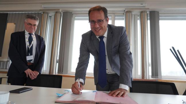 Ontslagnemend minister van Landbouw David Clarinval (MR) ondertekende samen met de vleesfederaties, de dierenartsverenigingen en het FAVV de conventie.