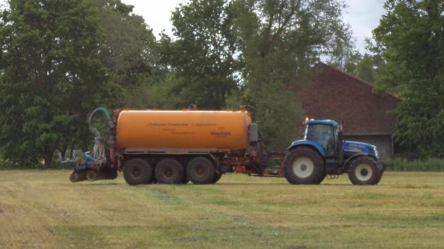 Eerder heeft de Nederlandse minister het uitrijseizoen voor mest voor dit jaar al verlengd, zodat boeren de ruimte voor dierlijke mest optimaal kunnen gebruiken.