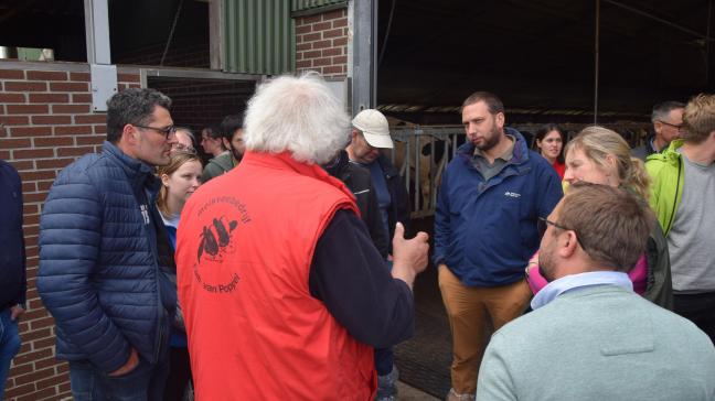 Jacques Van Poppel legt aan geïnteresseerde Vlaamse veehouders uit hoe zijn mestverwerkende installatie in elkaar steekt.