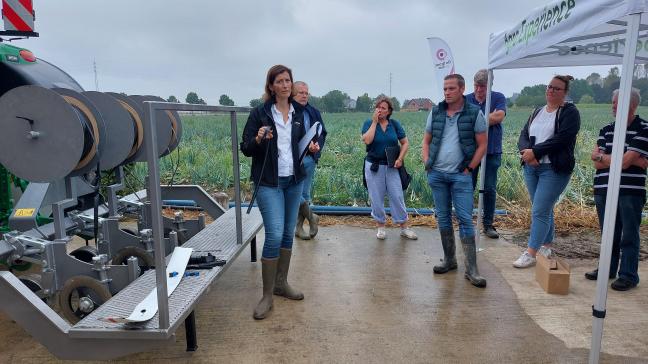 Esther Monard gaf toelichting bij de techniek van fertigatie in uien. Naast haar de machine waarmee de druppelslangen zijn aangebracht.