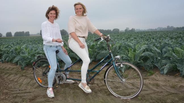 Nathalie Cap en Amandine Eeckhaut op een tandem, waarmee ze ook in 2014 deelnamen aan de solidariteitsfietstocht.