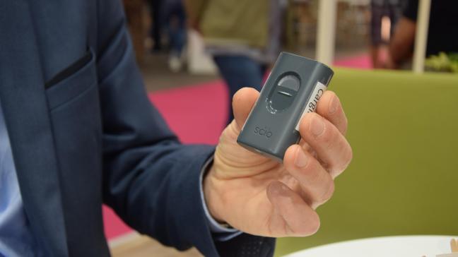 De Reveal Layers NIR-machine past in de palm van je hand.