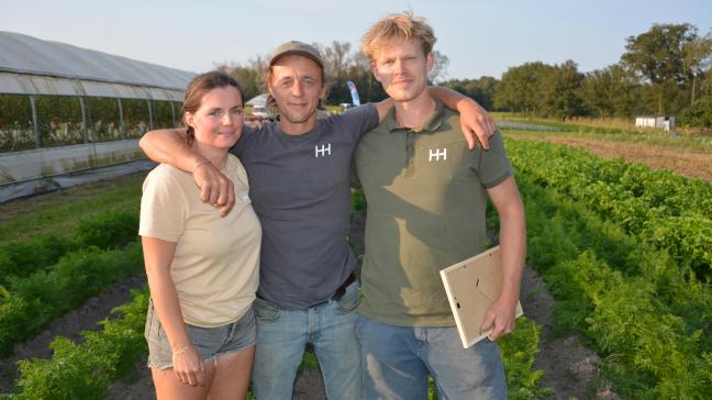 Het koppel Emma Hemelaar en Bas Geelen baat samen met bioboer Wannes Nyckees (rechts op de foto) de biologische boerderij Herdershof in Nijlen uit.