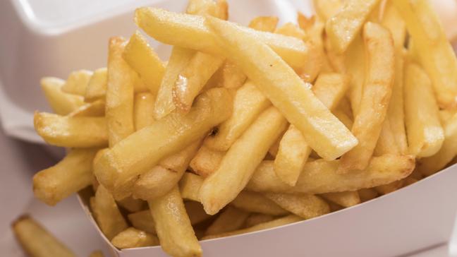 Liefst 92% van de via VLAM bevraagde Vlamingen vindt dat frietjes van de frituur onlosmakelijk verbonden zijn aan onze Belgische eetcultuur.