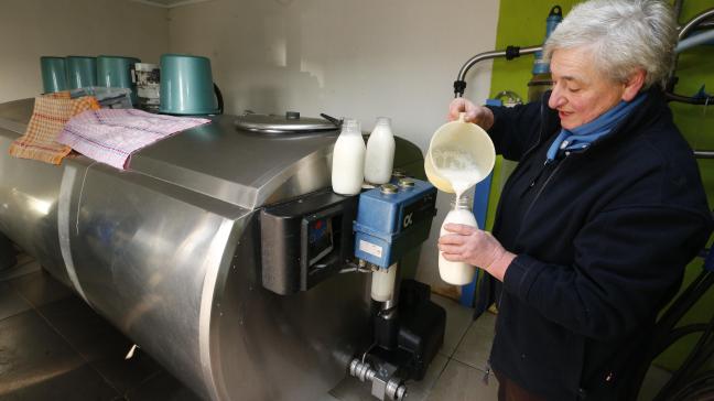 Een vrouw vult flessen met verse melk tijdens een vorige editie van Dag van de Ambachten, in de 'Ferme de la bosse jauque' in Gilbecq.