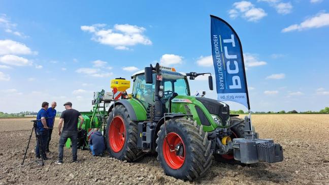 PCLT deed in 2023 proeven met verschillende granulaatstrooiers op de bekerpootmachine van AVR Ceres 440.