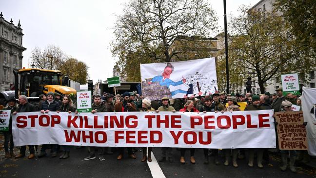 Duizenden Britse boeren zijn op 19 november afgezakt naar het centrum van Londen om te protesteren tegen de plannen van de linkse regering om een erfbelasting in te voeren voor bepaalde landbouwbedrijven.