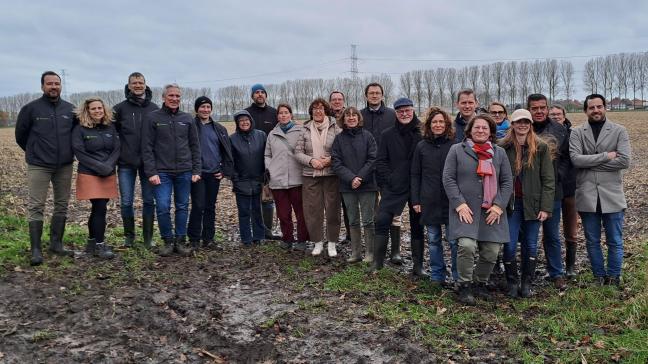 Een delegatie van de provincie, College ten Doorn en OCMW Brugge op het aangekochte perceel.