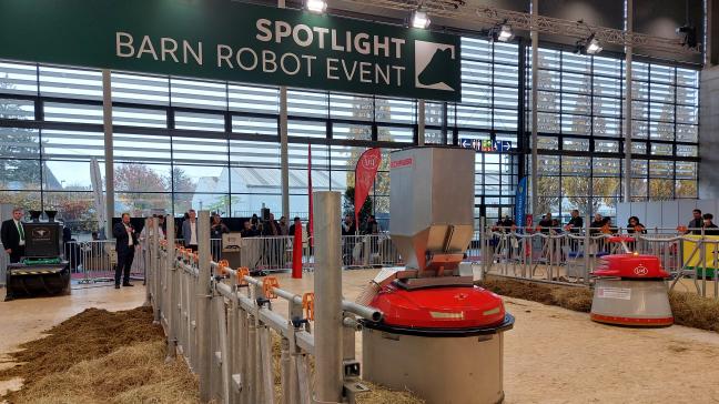 Tijdens EuroTier werden er meerdere voeraanschuifrobots live gedemonstreerd op de beursvloer.