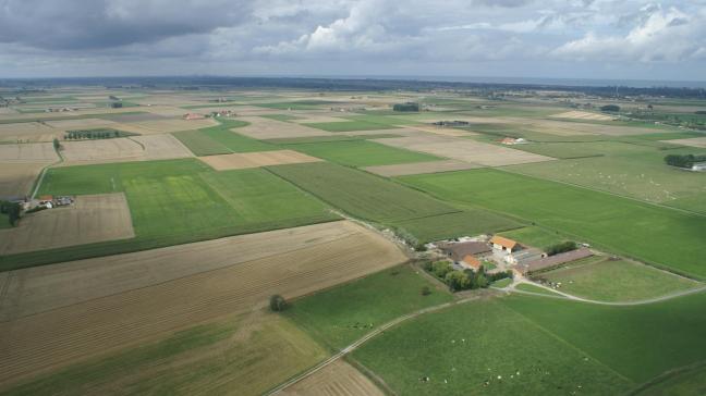 Het tijdelijk woonrecht vervalt als en zodra de voormalige landbouwbedrijfswoning ofwel niet langer betrokken wordt als hoofdverblijfplaats door die ex-landbouwer, zijn afstammelingen of hun respectievelijke gezinsleden en eveneens als er een overdracht van de woning aan andere dan deze personen plaatsvindt.