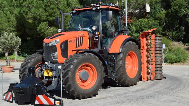 De nieuwe M7004 is de vierde generatie van de M7-serie. Kubota zet vaart achter de ontwikkeling van nieuwe autonome systemen. We zagen de M7004 dan ook zonder chauffeur rondrijden.