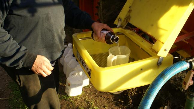 Vermijd puntvervuiling door het spuitmiddel te vullen en te spoelen op het veld of op een vul- en spoelplaats met opvang van restwater.