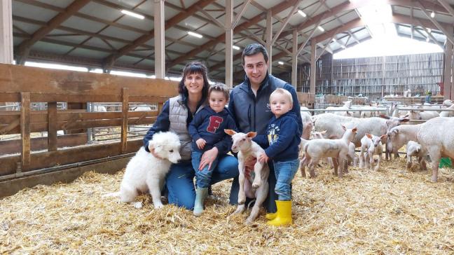 Antoine en Elise met hun 2 zoontjes, Victor en Achille. Ze hebben 1.600 ooien en verkopen hun lamsvlees aan slagerijen, restauranthouders en particulieren.