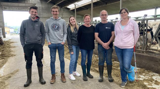 Het gezin Vandenholt, (v.l.n.r.) Michiel, Toon, Celeste, Hilde en Luc, en dierenarts Sofie Didden.