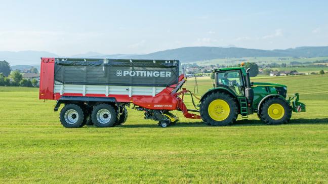 De 5000-serie is een ‘compactere’ versie van de grotere Pöttinger-opraapwagens.