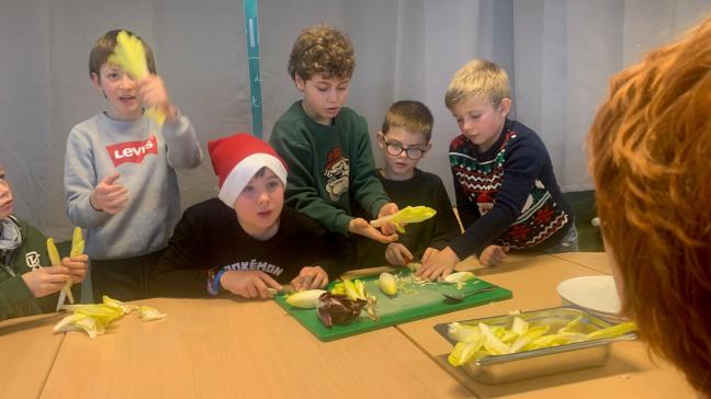 De leerlingen gingen, onder begeleiding van een witloofkok, aan de slag met het 'witte goud'.