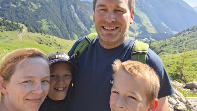 Dries Beck met zijn familie. Dries zou de feestdis wel willen delen met Tinne Rombouts, die het steeds opneemt voor de landbouwsector.