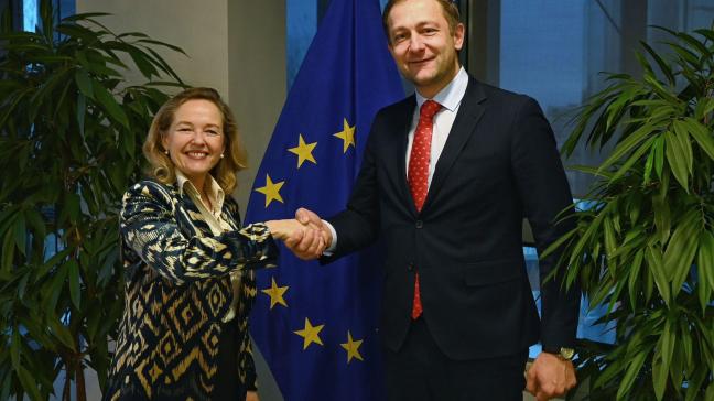 Nadia Calviño (links) en Christophe Hansen (rechts) bij de voorstelling van het steunpakket van 3 miljard euro voor de Europese landbouw in Brussel.