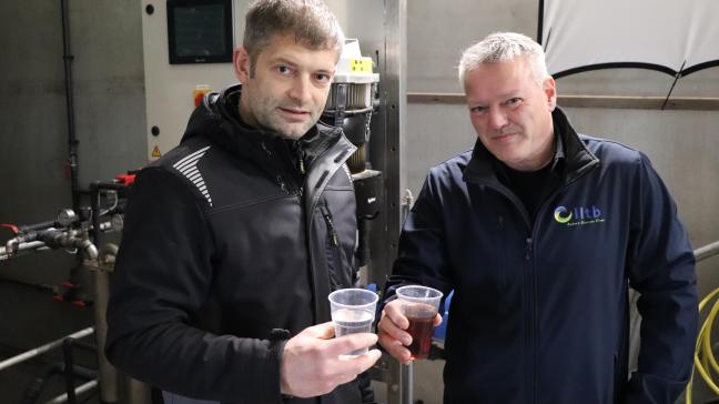 Varkenshouders William Meulendijks (links) en Iwan Gijsbers laten zien welke eindproducten overblijven (naast de dikke fractie) na de verwerking in het TCF-systeem.